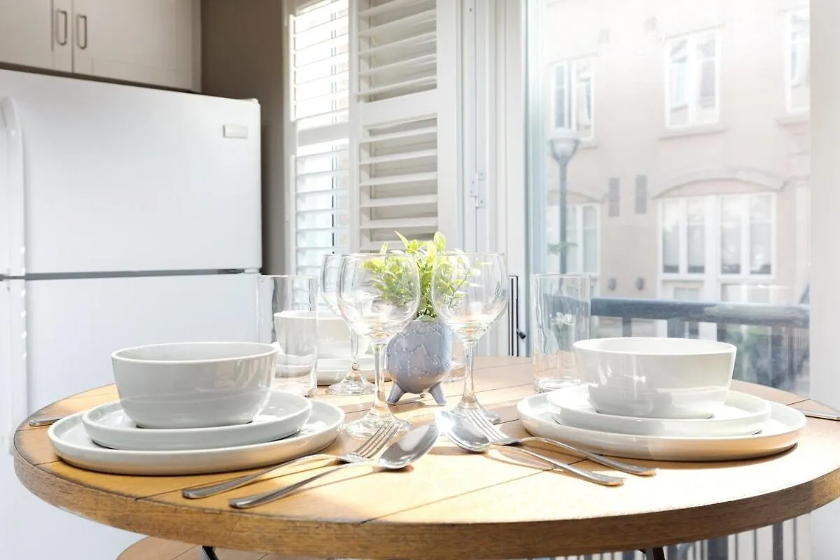 Comfy Liberty Village Home 1Bd Steps From King St Toronto 0*,