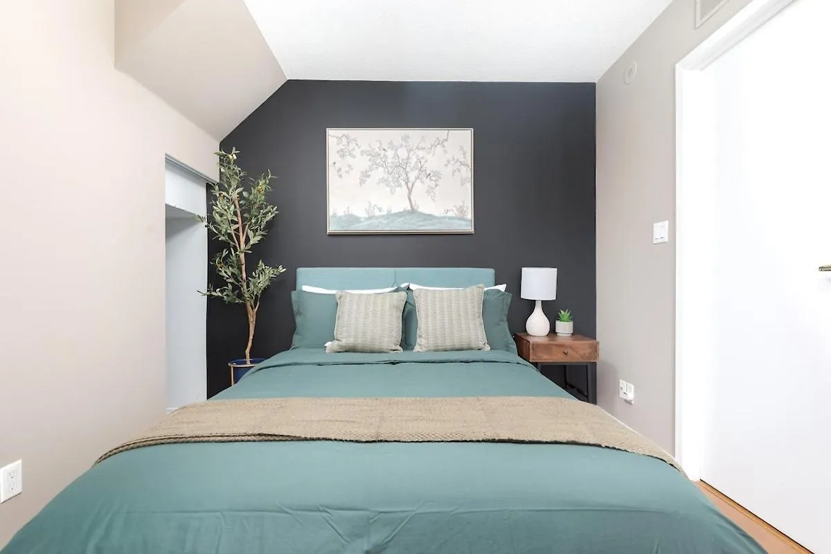 Comfy Liberty Village Home 1Bd Steps From King St Toronto Holiday home
